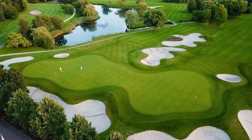 Een golfbaan van bovenaf